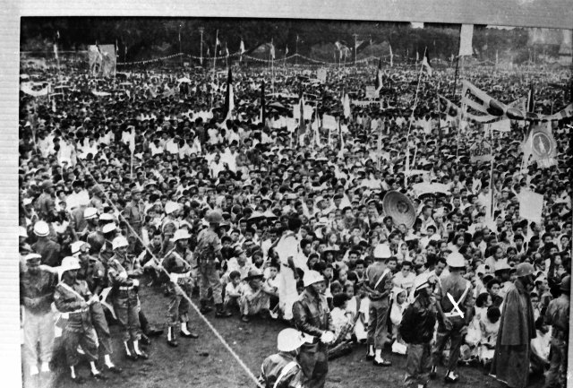 Presiden Soekarno memberikan Komando Pembebasan Irian Barat pada Rapat Umum tgl. 19 Desember 1961 di Alun-alun Yogyakarta
